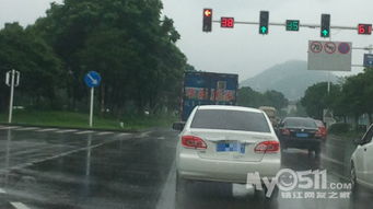 從“另一撞隔離墩”談起 完善交通設施，關乎安全與發展的雙重命題