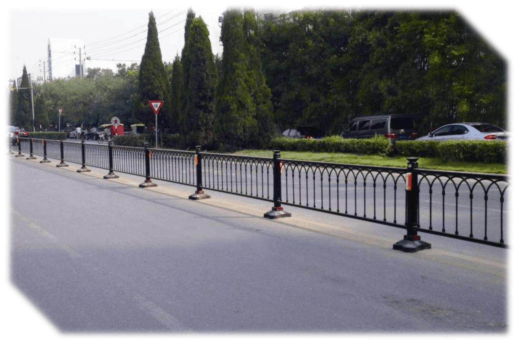 交通市政護(hù)欄市場(chǎng)報(bào)價(jià)解析 圣豐護(hù)欄以高品質(zhì)立足市場(chǎng)